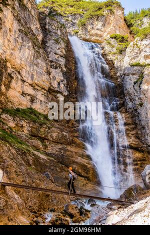 Dolomiti le cascate di Fanes - Escursioni lungo la Ferrata G. Barbara |Dolomiti le cascate di Fanes - escursionisti lungo la Ferrata G. Barbara Foto Stock