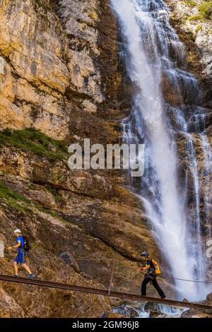 Dolomiti le cascate di Fanes - Escursioni lungo la Ferrata G. Barbara |Dolomiti le cascate di Fanes - escursionisti lungo la Ferrata G. Barbara Foto Stock