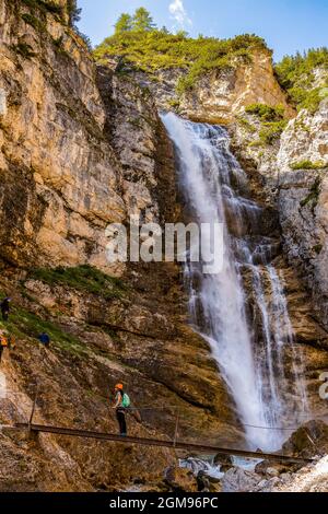 Dolomiti le cascate di Fanes - Escursioni lungo la Ferrata G. Barbara |Dolomiti le cascate di Fanes - escursionisti lungo la Ferrata G. Barbara Foto Stock