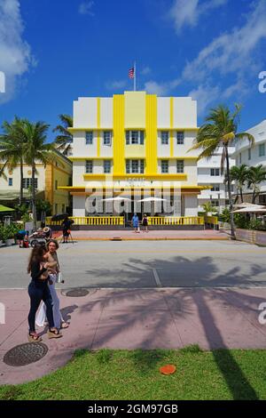 MIAMI BEACH, FL -23 Apr 2021- Vista del Leslie Hotel giallo, un classico edificio Art Deco a South Beach, Miami, la capitale dell'Art Deco nell'Unite Foto Stock