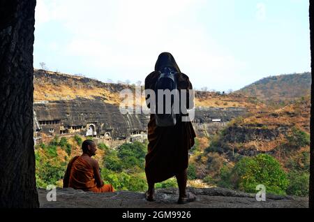 monaci a ajanta grotte sito patrimonio mondiale dell'unesco a mumbai, maharashtra, india Foto Stock