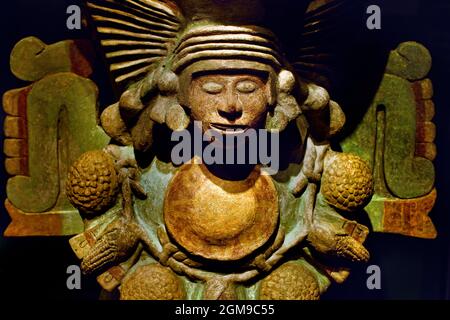 Bruciatore di incenso in ceramica policroma azteca (brazier) raffigurante Chalchiuhtlicue, la dea dell'acqua, dei fiumi, dei laghi e della fertilità. Scoperto vicino al distretto sacro di Tlatelolco (nell'odierna Città del Messico), questo capolavoro risale al periodo tardo postclassico tra il 1450–1520 d.C. ed è conservato nella collezione permanente del Museo Nazionale di Antropologia a Città del Messico. La divinità è adornata con un grande copricapo di carta, un prominente disco pettorale circolare e tiene spighe di mais stilizzate – simboleggiando il ruolo vitale dell'acqua nel rinnovamento agricolo Foto Stock