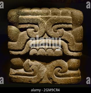 Serpente testa probabilmente da un serpente piume 1350-1521 (proviene da un edificio dedicato al Dio Quetzalcoatl) Rautenstraugch Joest Museum, Aztec ( gli Aztechi, la cultura mesoamericana, Messico centrale 1300 al 1521 (XIV-XVI secolo), Impero Azteco, Tenochtitlan, città-stato del Messico , Tenochca, Texcoco, Toplacan ) Foto Stock