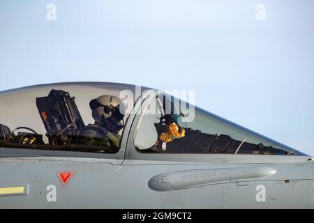 Pilota tedesco dell'Aeronautica militare in un jet da caccia Eurofighter Typhoon al Tigermeet presso la base aerea Kleine-Brogel, Belgio - 13 settembre 2021 Foto Stock