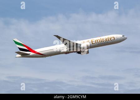 Aereo passeggeri Emirates Airlines Boeing 777 che decollo dall'aeroporto di Francoforte sul meno. Germania - 7 settembre 2021 Foto Stock