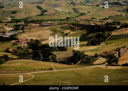 Langhe belvedere di la Morra, colline piemontesi, Cuneo - Italy Punto di vista delle Langhe della Morra, colline piemontesi, Cuneo - Italia Foto Stock