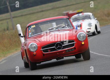 2021 TOUR AUTO Optic 2000 - le vetture hanno raggiunto la prima tappa nei pressi di Achères la Forêt, Francia. Foto Stock