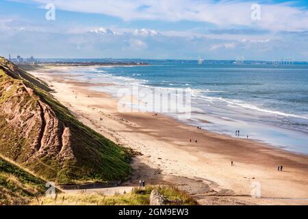 Vista a nord sulla spiaggia a Saltburn dal mare, Redcar e Cleveland District, verso Redcar e il mare offshore basato vento fattoria, North Yorkshire, Foto Stock