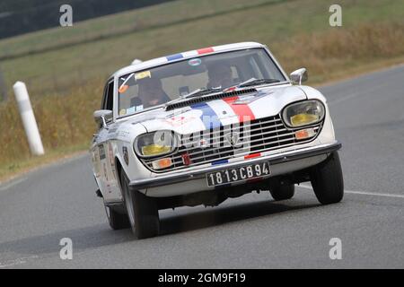 2021 TOUR AUTO Optic 2000 - le vetture hanno raggiunto la prima tappa nei pressi di Achères la Forêt, Francia. Foto Stock