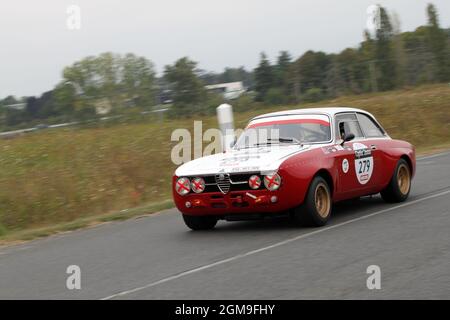 2021 TOUR AUTO Optic 2000 - le vetture hanno raggiunto la prima tappa nei pressi di Achères la Forêt, Francia. Foto Stock