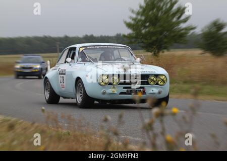 2021 TOUR AUTO Optic 2000 - le vetture hanno raggiunto la prima tappa nei pressi di Achères la Forêt, Francia. Foto Stock