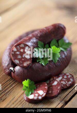 salsiccia di sangue su sfondo di legno Foto Stock