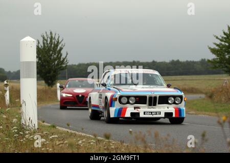 2021 TOUR AUTO Optic 2000 - le vetture hanno raggiunto la prima tappa nei pressi di Achères la Forêt, Francia. Foto Stock