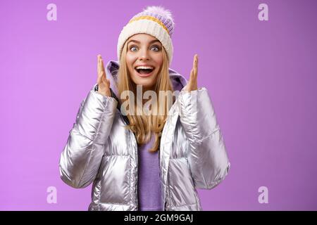 Impressionato affascinato speechless attraente ragazza bionda che spiega tremare la situazione impressionante le mani eccitate sorridendo che gasting felicemente allargano gli occhi sorpresi Foto Stock