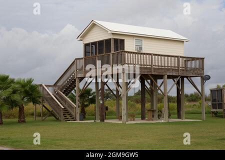 Uno dei due edifici sopravvissuti all'uragano Ike nel 2008 a Constance Beach vicino a Johnson Bayou. Tutti gli altri furono spazzati via. Foto Stock