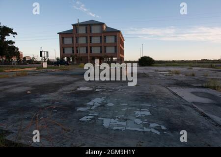 La costruzione del Cameron Parish School Board rappresenta una nuova costruzione a Cameron da quando l’uragano Ike ha devastato la città nel 2008. Ma molte lastre vuote Foto Stock