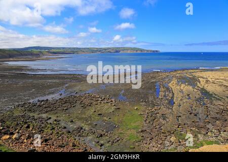 Robin Hoods Bay da Ravenscar headland, North Yorkshire, North York Moors National Park, Inghilterra, Regno Unito. Foto Stock