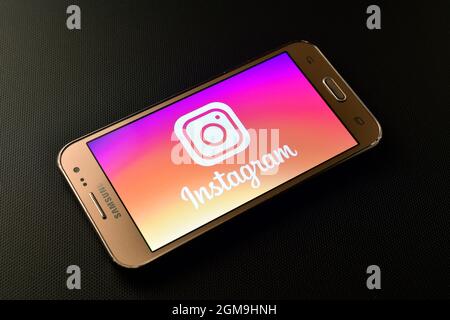 Italia - 10 febbraio 2019: Logo instagram sul cellulare, applicazioni instagram Foto Stock