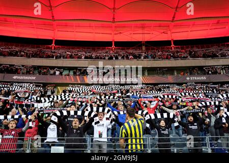 I fan di F tengono in mano le loro sciarpe fan e cantano l'inno del club, Soccer Europa League, fase di gruppo, matchday 1, Eintracht Frankfurt (F) - Fenerbahce SK Istanbul (FSK) 1: 1, il 16 settembre 2021 a Francoforte / Germania. Â Foto Stock