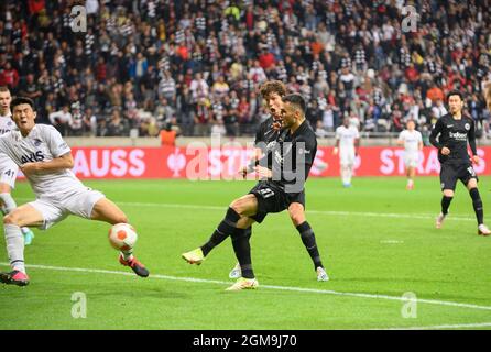 Goalchance Filip KOSTIC (F), azione, da sinistra a destra min-Jae KIM (FSK), Sam LAMMERS (F), Filip KOSTIC (F), calcio Europa League, fase di gruppo, matchday 1, Eintracht Frankfurt (F) - Fenerbahce SK Istanbul (FSK) 1: 1, il 16 settembre 2021 a Francoforte / Germania. Â Foto Stock