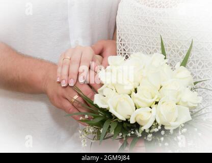 Mani di sposi novelli, anelli e Unione di nozze Foto Stock