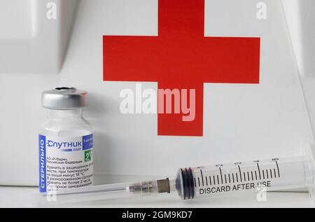 San Pietroburgo, Russia - 08 settembre 2021: Flacone piccolo con il vaccino russo contro il coronavirus 'putnik Light' con una siringa monouso Foto Stock