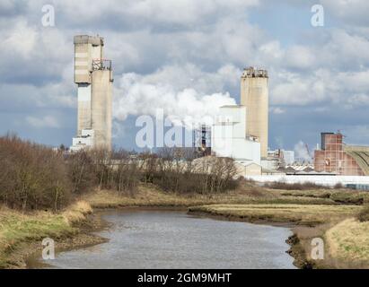 Vista su Billingham e verso lo stabilimento di fertilizzazione CF Industries a Billingham, vicino a Middlesbrough, nord-est dell'Inghilterra. REGNO UNITO. Foto Stock