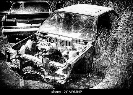 Auto post-incidente rotta e disassemblata senza copertura del cofano in stile bianco e nero Foto Stock