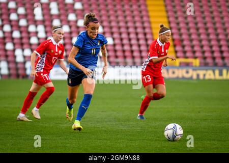 Trieste, Italia. 17 settembre 2021. Stadio Nereo Rocco, Trieste, 17 settembre 2021, Barbara Bonansea (Italia) porta la palla durante la Coppa del mondo delle Donne 2023 Qualifiche - Italia vs Moldavia - FIFA World Cup Credit: Live Media Publishing Group/Alamy Live News Foto Stock