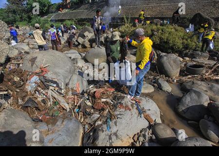 I volontari raccolgono i rifiuti dal fiume Ciliwung in vista della Giornata Mondiale della pulizia del 2021 presso la diga di Katulampa a Bogor, West Java, Indonesia, il 16 settembre 2021. La Giornata mondiale della pulizia sarà osservata più grande in tutto il mondo con più di 180 paesi il 18 settembre 2021. (Foto di Adriana/INA Photo Agency/Sipa USA) Foto Stock