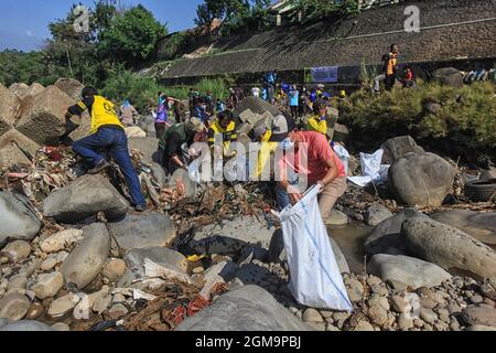 Bogor, Indonesia. 16 settembre 2021. I volontari raccolgono i rifiuti dal fiume Ciliwung in vista della Giornata Mondiale della pulizia del 2021 presso la diga di Katulampa a Bogor, West Java, Indonesia, il 16 settembre 2021. La Giornata mondiale della pulizia sarà osservata più grande in tutto il mondo con più di 180 paesi il 18 settembre 2021. (Foto di Adriana/INA Photo Agency/Sipa USA) Credit: Sipa USA/Alamy Live News Foto Stock