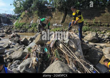 Bogor, Indonesia. 16 settembre 2021. I volontari raccolgono i rifiuti dal fiume Ciliwung in vista della Giornata Mondiale della pulizia del 2021 presso la diga di Katulampa a Bogor, West Java, Indonesia, il 16 settembre 2021. La Giornata mondiale della pulizia sarà osservata più grande in tutto il mondo con più di 180 paesi il 18 settembre 2021. (Foto di Adriana/INA Photo Agency/Sipa USA) Credit: Sipa USA/Alamy Live News Foto Stock