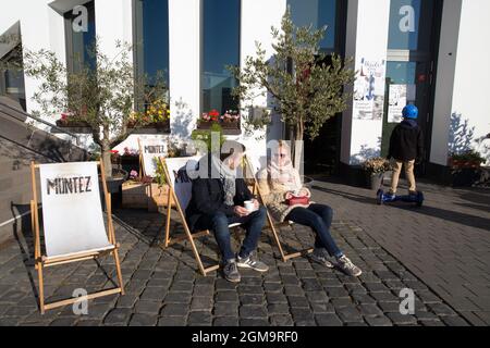 Coppia seduta fuori al Kunstverein Familie Montez a Francoforte bere caffè Germania. Foto Stock