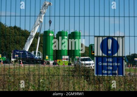 Wendover, Aylesbury, Regno Unito. 16 settembre 2021. HS2 stanno costruendo una fabbrica di bentonite su quella che era Road Barn Farm a Wendover. HS2 ha già perso 1,600 metri cubi di bentonite, un inquinante noto, nella loro costruzione nel corso dell'anno scorso. Credit: Maureen McLean/Alamy Foto Stock