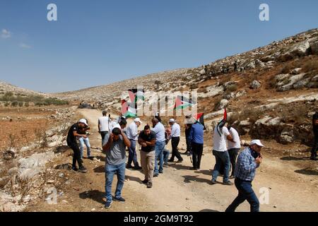 Nablus, Palestina. 17 settembre 2021. I palestinesi si coprono delle riprese durante la dimostrazione. I palestinesi hanno tenuto una manifestazione contro la creazione di un avamposto ebraico nel villaggio di Beit Dajan, ad est della città di Nablus in Cisgiordania. Credit: SOPA Images Limited/Alamy Live News Foto Stock