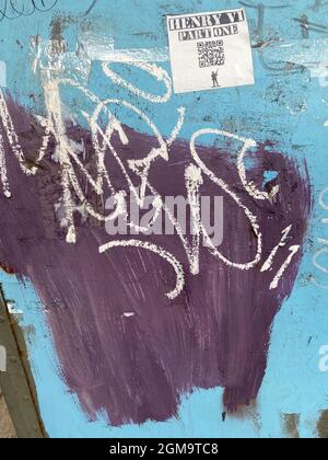 Trovato arte a parete, graffiti, pittura e poster. Brooklyn, New York. Foto Stock