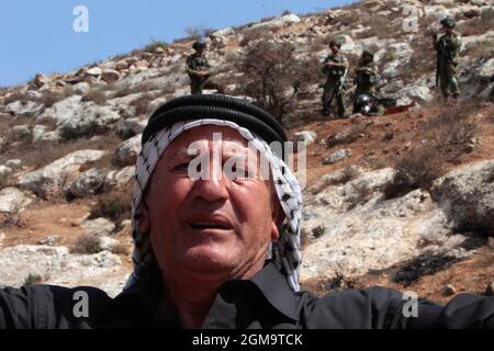 Nablus, Palestina. 17 settembre 2021. Un dimostratore palestinese che ha preso selfie durante la dimostrazione.Palestinesi ha tenuto una dimostrazione contro l'istituzione di un avamposto di insediamento ebraico nel villaggio di Beit Dajan, ad est della città di Nablus in Cisgiordania. Credit: SOPA Images Limited/Alamy Live News Foto Stock