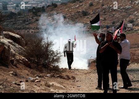 Nablus, Palestina. 17 settembre 2021. I palestinesi detengono bandiere durante la manifestazione. I palestinesi hanno tenuto una manifestazione contro la creazione di un avamposto ebraico nel villaggio di Beit Dajan, ad est della città di Nablus in Cisgiordania. Credit: SOPA Images Limited/Alamy Live News Foto Stock