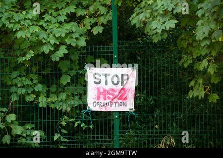 Wendover, Aylesbury, Regno Unito. 16 settembre 2021. Un segno di corruzione Stop HS2 su una recinzione eretta da HS2 intorno al bosco che saranno distruggere. Credit: Maureen McLean/Alamy Foto Stock