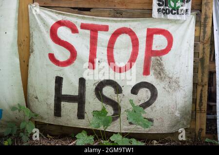 Wendover, Aylesbury, Regno Unito. 16 settembre 2021. Un cartello Stop HS2 fuori dal campo DI GUERRA della resistenza attiva di Wendover. La High Speed Rail 2 distruggerà o danneggerà irrimediabilmente cinque siti di fauna selvatica protetti a livello internazionale, 693 siti di fauna selvatica locale, 108 boschi antichi e 33 siti legalmente protetti di particolare interesse scientifico. Credit: Maureen McLean/Alamy Foto Stock