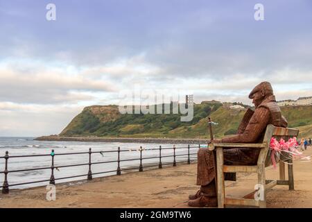 Freddie Gilroy e i belsen stragglers molto amata statua dello scultore Ray Lonsdale che si affaccia sulla North Bay di Scarborough, Inghilterra. Foto Stock