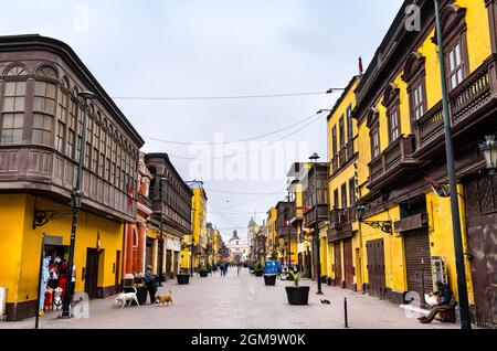 Edifici coloniali con balconi a Lima, Perù Foto Stock