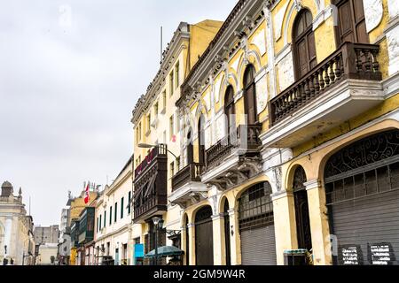 Edifici coloniali con balconi a Lima, Perù Foto Stock