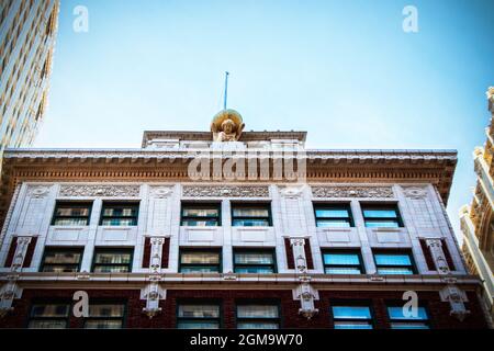 7-26-2020 - Tulsa USA Atlante mitologico con il mondo sulle sue spalle si accoccola in cima all'iconico Atlas Building nel centro di Tulsa Foto Stock