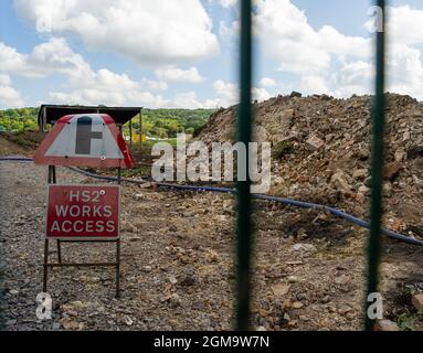 Wendover, Aylesbury, Regno Unito. 16 settembre 2021. I resti di un vecchio granaio molto amato alla fattoria Road Barn distrutto da appaltatori per conto di HS2. Credit: Maureen McLean/Alamy Foto Stock