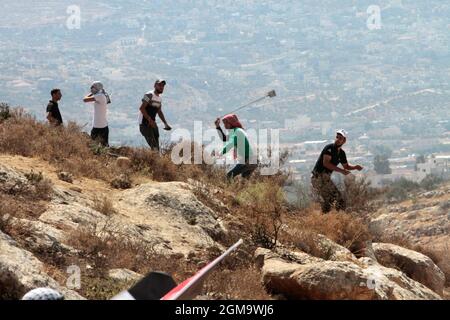 Nablus, Palestina. 17 settembre 2021. Un palestinese usa un colpo di schioppo per gettare pietre contro i soldati israeliani durante la manifestazione. I palestinesi hanno tenuto una manifestazione contro la creazione di un avamposto ebraico nel villaggio di Beit Dajan, ad est della città di Nablus in Cisgiordania. (Foto di Nasser Ishtayeh/SOPA Images/Sipa USA) Credit: Sipa USA/Alamy Live News Foto Stock