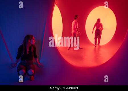 Londra, Regno Unito. 17 settembre 2021. I visitatori si spostano attraverso stanze vivide durante il 'Colorscape' durante il Colorscape Music Festival, attualmente nella sua ultima settimana su Clapham Common. Credit: Guy Corbishley/Alamy Live News Foto Stock