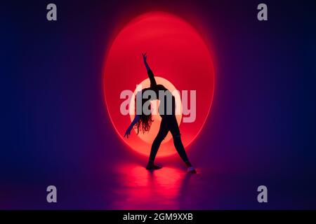 Londra, Regno Unito. 17 settembre 2021. Un ballerino si posa durante il "Colorscape" durante il Colorscape Music Festival, attualmente nella sua ultima settimana su Clapham Common. Credit: Guy Corbishley/Alamy Live News Foto Stock