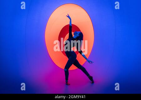 Londra, Regno Unito. 17 settembre 2021. Un ballerino si posa durante il "Colorscape" durante il Colorscape Music Festival, attualmente nella sua ultima settimana su Clapham Common. Credit: Guy Corbishley/Alamy Live News Foto Stock