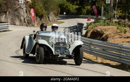 Caramulo, Portogallo - 05 settembre 2021: Due piloti femmine in una Aston Martin 15-98 telaio corto 2 posti del 1939 nel Caramulo Motorfestival 2021 Foto Stock